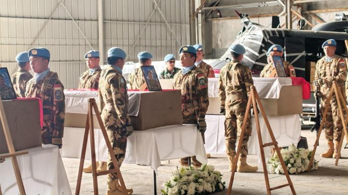 TNI GUGUR DI LEBANON - Upacara pelepasan dan penghormatan untuk ketiga personel penjaga perdamaian Indonesia tersebut di Bandara Internasional Rafic Hariri di Beirut, Lebanon, Kamis (2/4/2026). Upacara dipimpin langsung oleh Force Commander UNIFIL.