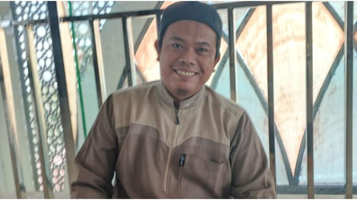 USTADZ - Ustadz Rizky Narendra, pengajar mata pelajaran tafsir Al Qur'an di Pondok Pesantren Imam Bukhari, Selokaton, Gondangrejo, Kabupaten Karanganyar, Jawa Tengah, saat ditemui Tribunnews di lantai dua masjid Pondok Pesantren Imam Bukhari, Senin (23/2/2026), siang.