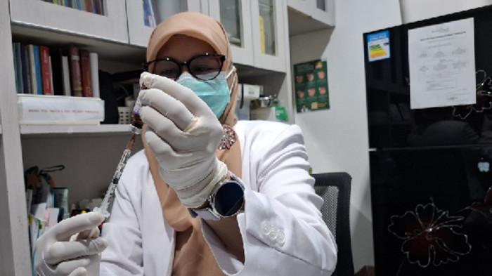 VAKSIN CAMPAK (MR). Seorang dokter yang ditemui di sebuah klinik di Pasar Rebo, Jakarta Timur, Kamis (12/3/2026) sedang bersiap memberikan imunisasi campak pada seorang bayi berusia 18 bulan.
