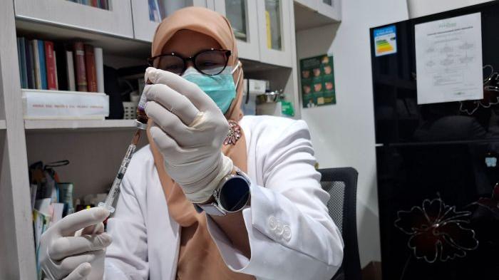 VAKSIN CAMPAK (MR) - Seorang dokter yang ditemui di sebuah klinik di Pasar Rebo, Jakarta Timur, Kamis (12/3/2026) sedang bersiap memberikan imunisasi campak pada seorang bayi berusia 18 bulan.