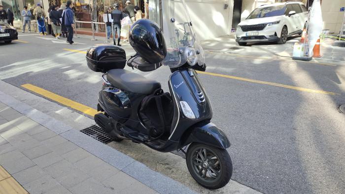 MODA TRANSPORTASI - Vespa LX125 di jalanan Kota Seoul, Korea. Sepeda motor bukan moda transportasi dominan di kota ini.