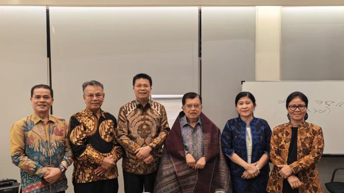 BERTEMU JUSUF KALLA - Ephorus Huria Kristen Batak Protestan (HKBP), Victor Tinambunan bertemu Jusuf Kalla di kediamannya di Jakarta Selatan. Pertemuan membahas isi ceramah Jusuf Kalla di kampus UGM dan Victor sudan menyimak isi ceramah tersebut dan menegaskan tidak ada unsur penistaan agama di dalamnya.