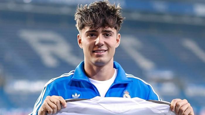 INCARAN ARSENAL - Victor Valdepenas memperkenalkan diri sebagai pemain Real Madrid. Bek akademi El Real itu kini menjadi incaran Arsenal.