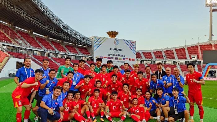 LOLOS FINAL - Selebrasi tim Vietnam usai memastikan tiket lolos ke partai final SEA Games 2025. Golden Stars mengalahkan Filipina pada babak semifinal yang dihelat di Rajamangala Stadium, Thailand dengan skor akhir 2-0, Senin (15/12/2025). (Facebook VFF - 15/12/2025)