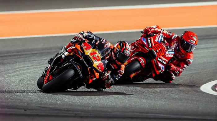 VINALES VS MARQUEZ - Pembalap KTM, Maverick Vinales asal Spanyol, dan Marc Marquez besutan Ducati asal Spanyol berduel di Sirkuit Lusail, Qatar, dalam gelaran MotoGP Qatar 2025 pada 13 April 2025. (Foto: Instagram @maverick12official)