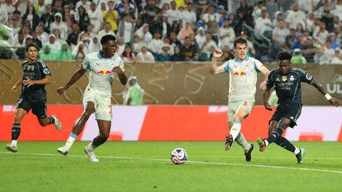 MENENDANG BOLA - Pemain Real Madrid, Vinicius (kanan) menendang bola saat melawan RB Salzburg dalam ajang Piala Dunia Antarklub 2025 di Lincoln Financial Field, Jumat (27/6/2025) pagi. Real Madrid menang dan berhasil memuncaki Grup H. (Foto diambil dari website FIFA Club World Cup 2025 pada Jumat, 27 Juni 2025).