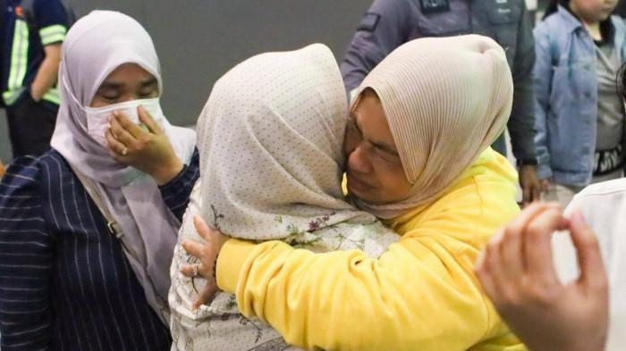 PEREMPUAN MALAYSIA TERLANTAR - Norida Akmal Ayob (berjaket kuning) saat tiba di i Terminal 2 Lapangan Terbang Antarabangsa Kuala Lumpur (KLIA2) pada Sabtu (14/2/2026) lalu. Ia dipulangkan ke Malaysia karena hidup susah usai dinikahi peria Lombok.