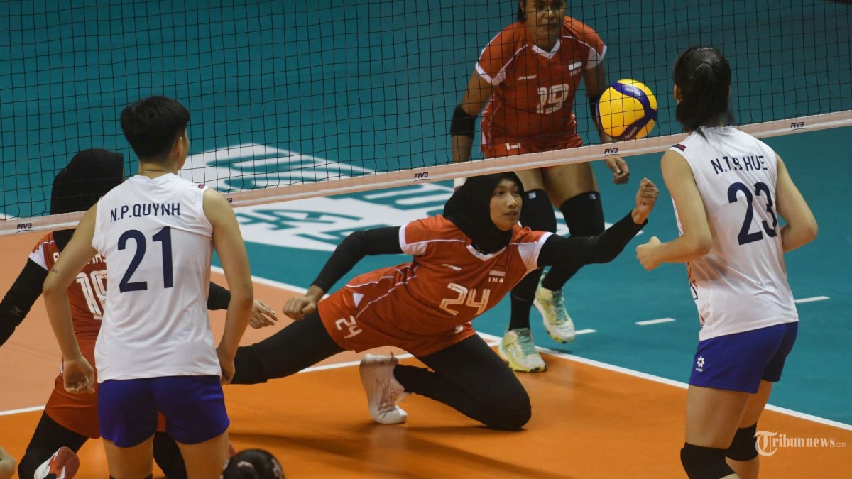PIALA DUNIA VOLI - Pemain Timnas voli putri Indonesia Indonesia Chelsa (24) melakukan penyelamatan bola pada pertandingan Grup A Kejuaraan Dunia Voli U21 2025 putri antara Indonesia vs Vietnam di Jawa Pos Arena Surabaya, Kamis (7/8/2025) malam. Indonesia kalah 0-3. (SURYA/HABIBUR ROHMAN)