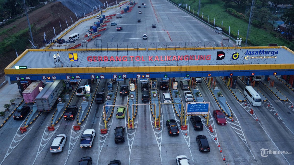 MUDIK 2026 - Sejumlah kendaraan melintasi Gerbang Tol (GT) Kalikangkung yang dipantau melalui drone di Semarang, Jawa Tengah, Senin (16/3/2026). Berdasarkan data Pos Pengamanan GT Kalikangkung volume arus mudik Tol Trans Jawa Batang-Semarang dari arah Jakarta yang memasuki Gerbang Tol Kalikangkung menuju ke sejumlah wilayah di Jateng dan Jatim pada H-5 Lebaran mencapai 33.608 kendaraan. TRIBUNNEWS/IRWAN RISMAWAN
