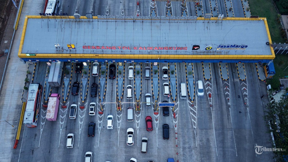 MUDIK 2026 - Sejumlah kendaraan melintasi Gerbang Tol (GT) Kalikangkung yang dipantau melalui drone di Semarang, Jawa Tengah, Senin (16/3/2026). Berdasarkan data Pos Pengamanan GT Kalikangkung volume arus mudik Tol Trans Jawa Batang-Semarang dari arah Jakarta yang memasuki Gerbang Tol Kalikangkung menuju ke sejumlah wilayah di Jateng dan Jatim pada H-5 Lebaran mencapai 33.608 kendaraan. TRIBUNNEWS/IRWAN RISMAWAN