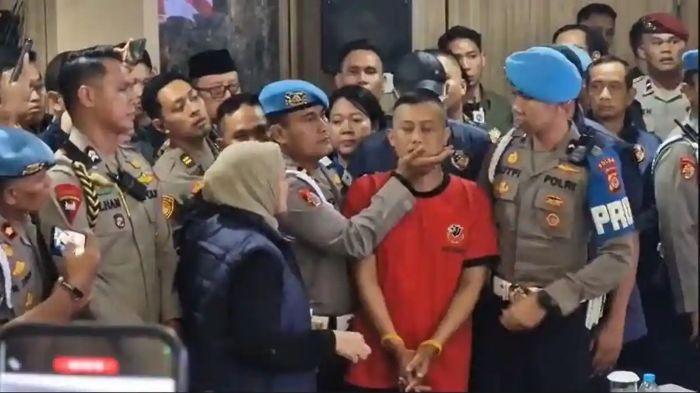 WAJAH DITAHAN - Taufik Hidayat, pelaku penyekapan dan penganiayaan, saat dihadirkan dalam konferensi pers yang digelar di Polda Jawa Barat, Jumat (26/6/2026).