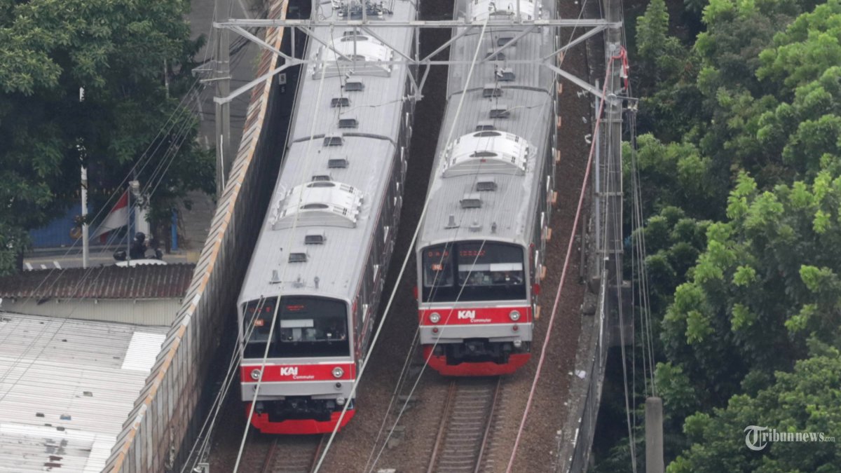KRL COMMUTERLINE - Kereta rel listrik (KRL) Commuterline melintas di?kawasan Gondangdia, Jakarta, Rabu (26/11/2025). PT Kereta Api Indonesia (Persero) atau KAI menegaskan wacana pengoperasian 24 jam kereta rel listrik (KRL) Commuter Line Jabodetabek masih dalam tahap studi internal yang melibatkan berbagai aspek teknis, keselamatan, dan operasional. TRIBUNNEWS/IRWAN RISMAWAN