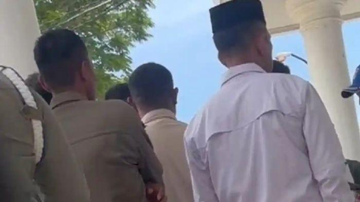 AKSI ANARKIS WABUP BUSEL- Wakil Bupati Buton Selatan, La Ode Risawal, marah-marah di Rumah Jabatan (Rujab) Bupati Busel, Muhammad Adios, Rabu (11/3/2026). La Ode Risawal meminta mobil dinas yang telah dikembalikan kepada Pemkab Buton Selatan agar diberikan lagi kepadanya