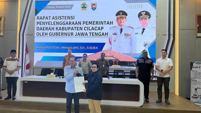 DITUNJUK JADI PLT- Wakil Bupati Cilacap Ammy Amalia Fatma Surya diberikan surat tugas sebagai Plt Bupati Cilacap dari Gubernur Jawa Tengah di Aula BPKAD Cilacap, Minggu (15/3/2026)