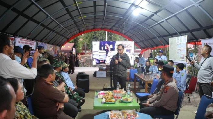 TINJAU LOKASI - Wakil Menteri Dalam Negeri (Wamendagri) Bima Arya Sugiarto saat meninjau penanganan bencana banjir di Kabupaten Solok, Sumatera Barat (Sumbar), Senin (1/12/2025).