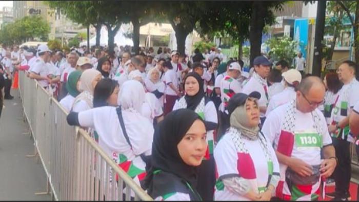 WALK FOR PALESTINE - Kementerian Luar Negeri RI (Kemlu) menggelar gerak jalan atau Walk For Palestine bersama para duta besar negara sahabat di kawasan Car Free Day (CFD) Thamrin, Jakarta Pusat, Minggu (30/11/2025). Agenda Walk For Palestine ini sebagai salah satu bentuk peringatan solidaritas RI terhadap Palestina. (Rizki Sandi Saputra)