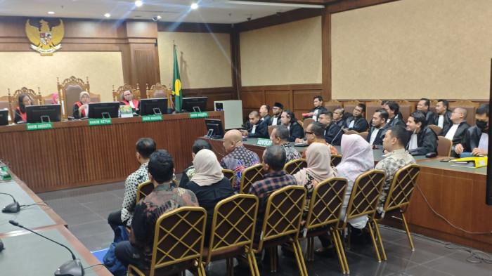 KOMPLOTAN PEMERASAN SERTIFIKASI K3 - Mantan Wamenaker Immanuel Ebenezer alias Noel (depan) bersama 10 terdakwa lainnya saat menjalani sidang lanjutan kasus dugaan pemerasan sertifikasi K3 di Pengadilan Tipikor Jakarta, Jumat (6/3/2026). Para terdakwa diduga terlibat praktik uang pelicin sistematis yang merugikan publik hingga miliaran rupiah.