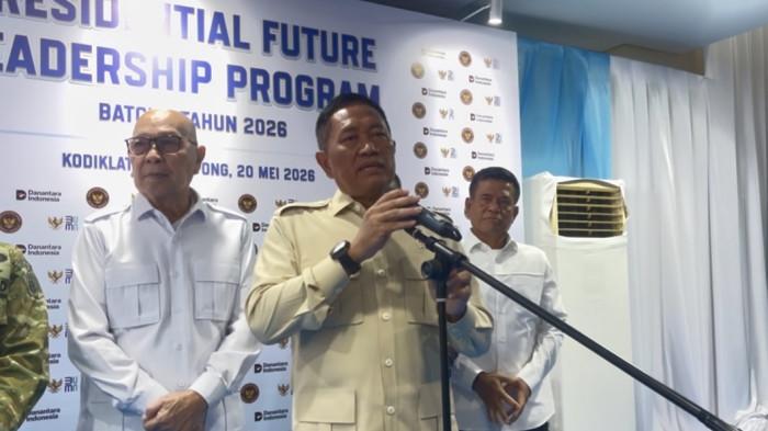 PELATIHAN PEGAWAI BUMN — Wakil Menteri Pertahanan (Wamenhan) RI Donny Ermawan Taufanto memberikan keterangan kepada awak media usai membuka Presidential Future Leadership Program (PFLP) Batch 1 Tahun 2026 di Kodiklat TNI, Serpong, Rabu (20/5/2026). Ia menegaskan program tersebut dirancang untuk membentuk pemimpin BUMN yang berkarakter, cerdas, dan berhati mulia.