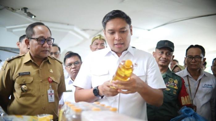 STABILISASI HARGA SEMBAKO - Wakil Menteri Pertanian RI Sudaryono turun langsung ke pasar untuk mengecek harga dan ketersediaan sembako guna memastikan stabilitas pangan tetap terjaga.