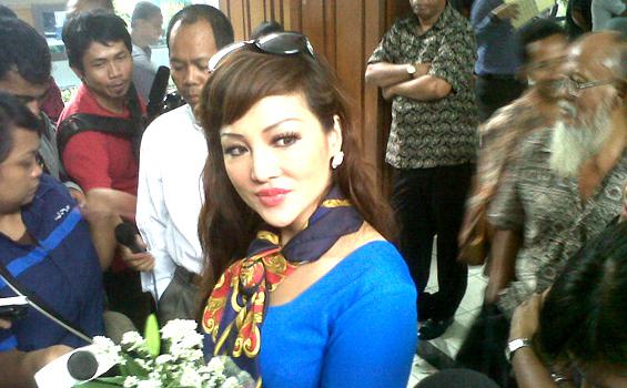 Sebuket Bunga dari Wanita Cantik di Sidang Malinda Dee