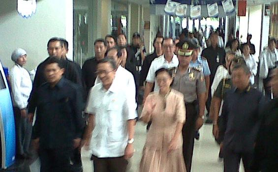 Wapres Boediono Jenguk Menkes Endang di RSCM