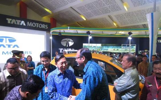 Wapres Kunjungi Booth Tata Motors di IIMS 2012
