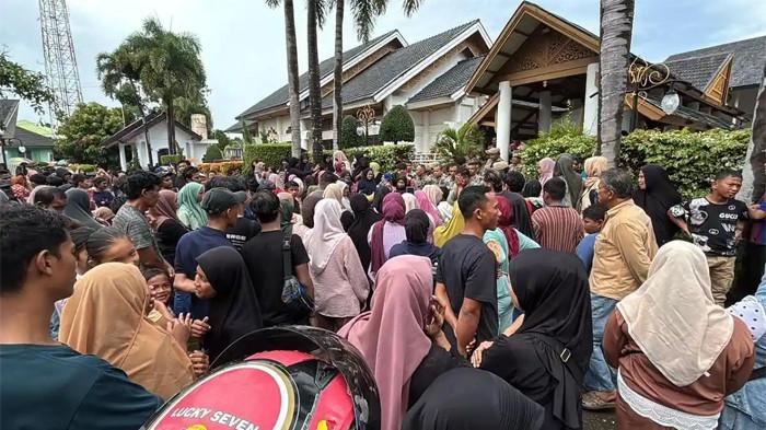 TAGIH UANG MEUGANG – Ratusan warga mengerumuni Pendopo Gubernur Aceh guna menagih bantuan uang meugang jelang masuknya bulan Ramadhan, Rabu (18/2/2026).