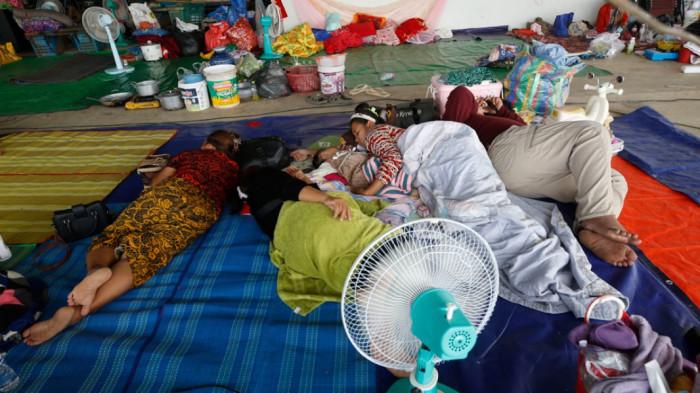 Warga Kamboja mengungsi menjauhi perang tentara Thailand dan Kamboja