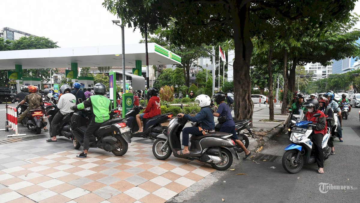 ANTRE ISI BBM - Kendaraan bermotor roda dua   tampak antre dengan tertib di Stasiun Pengisian Bahan Bakar (SPBU) Swasta Jl Raya Gubeng Surabaya, Jumat (7/11/2025). Banyaknya masyarakat yang beralih ke SPBU swasta ini diantaranya terpicu kabar menurunnya kualitas Bahan Bakar Minyak (BBM) di SPBU non swasta. (SURYA/HABIBUR ROHMAN)