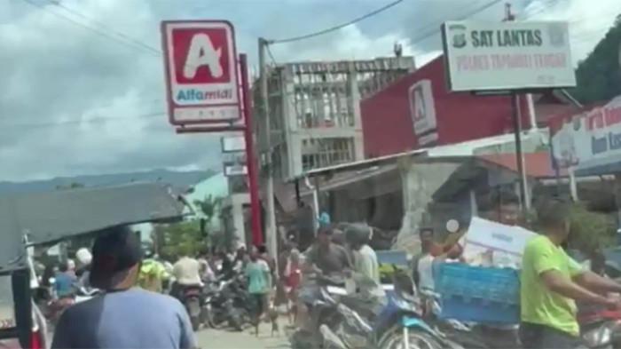 JARAH SWALAYAN - Warga Kecamatan Pandan, Kabupaten Tapanuli Tengah, Sumatera Utara mulai menjarah makanan dan minuman di sejumlah swalayan, Sabtu (29/11/2025). Padahal Gubernur Sumut Bobby Nasution dan Bahan logistik telah tiba di Kecamatan Pandan sejak kemarin sore, Jumat (28/11/2025). (Ss video narasumber)