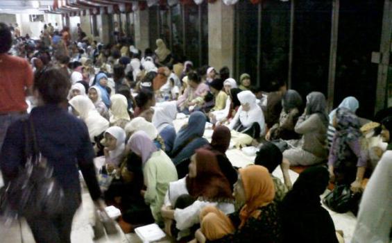 Ribuan Warga Mendapat Beras 5 Kg di Masjid Istiqlal