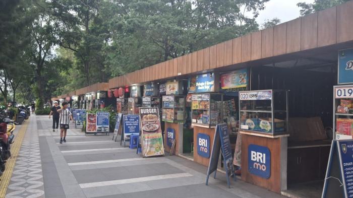 Warga beraktivitas di sekitar kawasan kuliner Shelter Manahan
