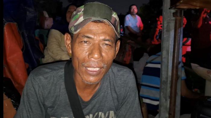 KEBAKARAN KEMAYORAN – Warga terdampak kebakaran, Satib (54), bersama dokumen berharga yang berhasil diselamatkannya dari amukan si jago merah di kawasan Kelurahan Kebon Kosong, Kemayoran, Jakarta Pusat, Selasa (2/6/2026). Saat ditemui di lokasi, ia menceritakan detik-detik mencekam ketika api dengan cepat meluas dan menghanguskan permukiman padat penduduk tersebut.