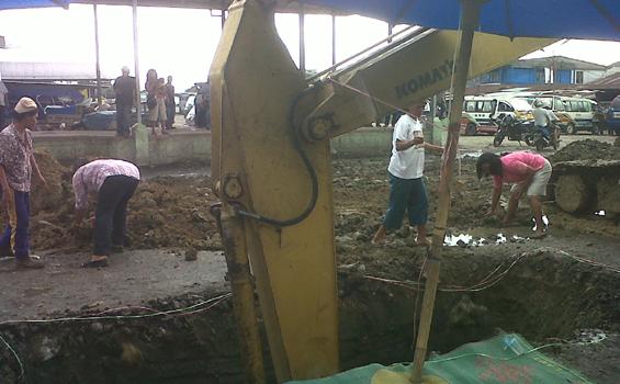 Warga Timbun Galian Excavator Dengan Tangan