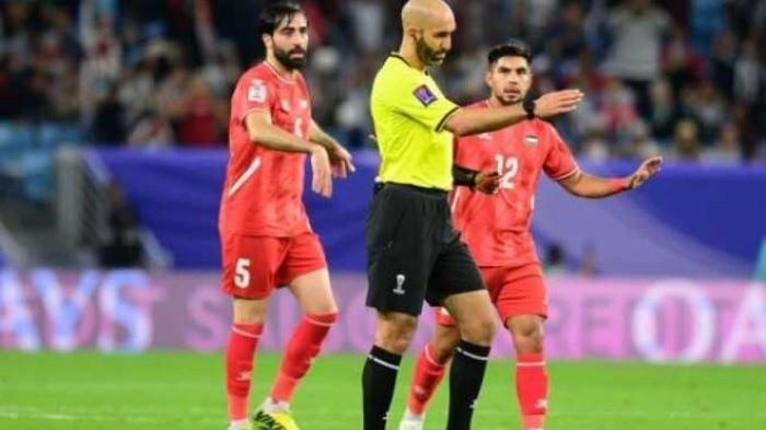 KEPEMIMPINAN WASIT - Wasit Ahmed Al-Ali asal Kuwait saat memimpin laga Iran vs Qatar dalam ajang AFC Asian Cup 2023 di Al Thumama Stadium, Doha, pada 7 Februari 2024. Penunjukannya untuk laga Indonesia vs Arab Saudi kembali menuai protes dari dua negara.
