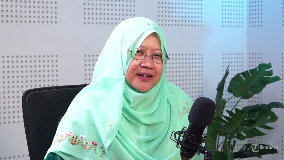 GELAR PAHLAWAN NASIONAL - Cicit dari Pahlawan Nasional Hajjah Rahmah El Yunusiyyah, Fauziah Fauzan El Muhammady saat podcast bersama Tribun Network di Studio Tribunnews, Jakarta, Senin (10/11/2025). Keluarga besar merasa bersyukur atas penobatan Hajjah Rahmah el Yunusiyyah sebagai pahlawan nasional dan akhirnya Negara mengakui tentang perjuangan Rahmah di masa lalu. TRIBUNNEWS/REZA ARIEF DHARMAWAN