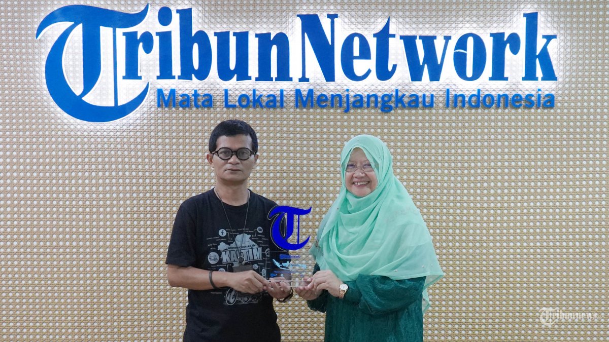 GELAR PAHLAWAN NASIONAL - Cicit dari Pahlawan Nasional Hajjah Rahmah El Yunusiyyah, Fauziah Fauzan El Muhammady (kanan) menerima cinderamata yang diserahkan oleh News Manager Tribun Network Rachmat Hidayat (kiri) usai podcast bersama Tribun Network di Studio Tribunnews, Jakarta, Senin (10/11/2025). Keluarga besar merasa bersyukur atas penobatan Hajjah Rahmah el Yunusiyyah sebagai pahlawan nasional dan akhirnya Negara mengakui tentang perjuangan Rahmah di masa lalu. TRIBUNNEWS/REZA ARIEF DHARMAWAN