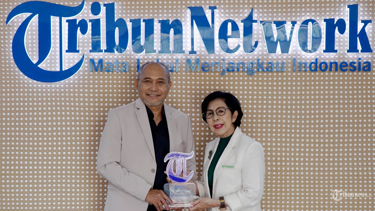 PENYAKIT TUBERKULOSIS - Direktur Pemberitaan Tribun Network Febby Mahendra Putra (kiri) menyerahkan kenang-kenangan kepada Ketua Umum Perkumpulan Pemberantasan Tuberkulosis Indonesia (PPTI), Ir. Yani Yuhani Panigoro, MM (kanan) seusai podcast di Studio Tribunnews, Jakarta, Rabu (20/5/2026). Yani Panigoro mengungkap perjuangan para kader TBC yang rela bergerak dari rumah ke rumah demi memastikan pasien minum obat selama 6 bulan tanpa putus. TRIBUNNEWS/LUTFI AKHMAL