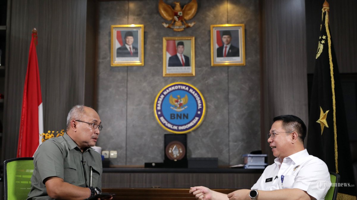WAWANCARA - Plt. Deputi Pemberantasan Badan Narkotika Nasional (BNN) Budi Wibowo menjawab pertanyaan dari Direktur Pemberitaan Tribun Network Febby Mahendra Putra saat wawancara khusus di Gedung BNN, Jakarta, Rabu (10/12/2025). TRIBUNNEWS/IRWAN RISMAWAN