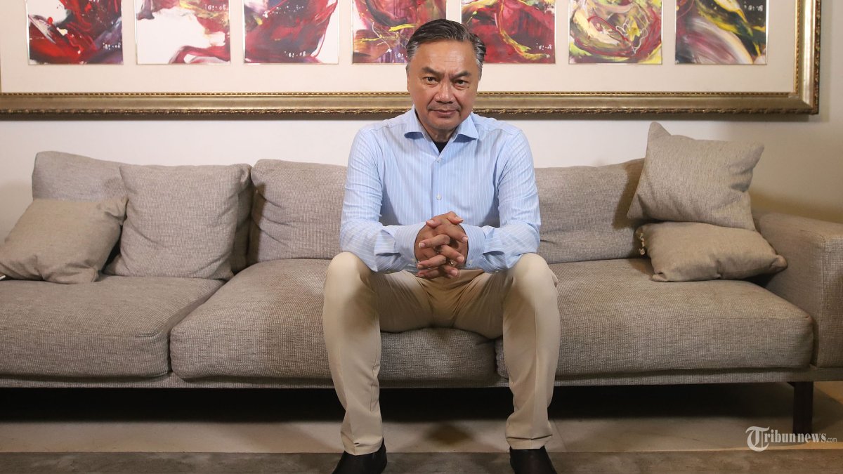 WAWANCARA KHUSUS - Mantan Wakil Menteri Luar Negeri (Wamenlu) Dino Patti Djalal  berpose usai wawancara dikediamannya di kawasan Ampera, Jakarta Selatan, Sabtu (7/2/2026). Wawancara tersebut terkait pertemuan Dino Patti Djalal dengan Presiden Prabowo Subianto di Istana Kepresidenan pada Rabu (4/6). Menurut Dino, yang ia sampaikan adalah fakta situasi internasional saat ini, bahwa belum ada alternatif lain yang secara konkret tersedia dan mendapat legitimasi global untuk menghentikan konflik di Gaza. Tribunnews/Jeprima