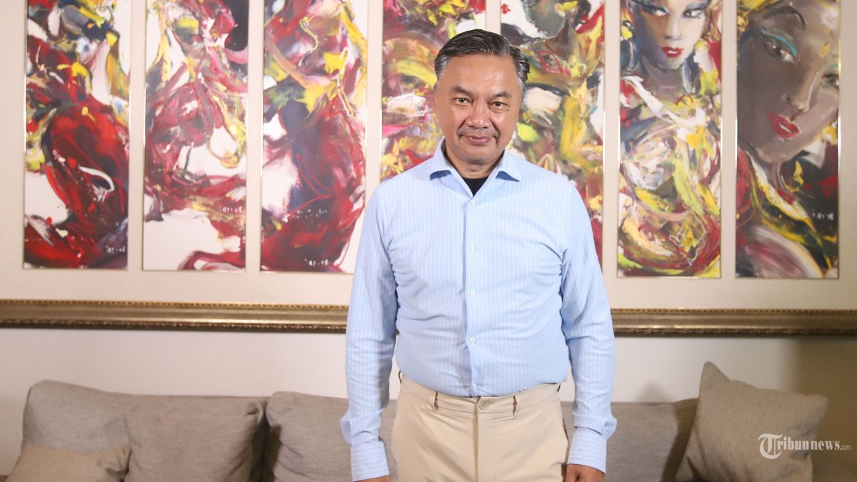 SOROTI PERNYATAAN KEMLU - Mantan Wakil Menteri Luar Negeri (Wamenlu) Dino Patti Djalal  berpose usai wawancara di kediamannya di kawasan Ampera, Jakarta Selatan, Sabtu (7/2/2026). Dino Patti Djalal menilai kesediaan Presiden Prabowo Subianto sebagai penengah atau mediator konflik yang terjadi antara AS dengan Iran dipandang tak realistis.