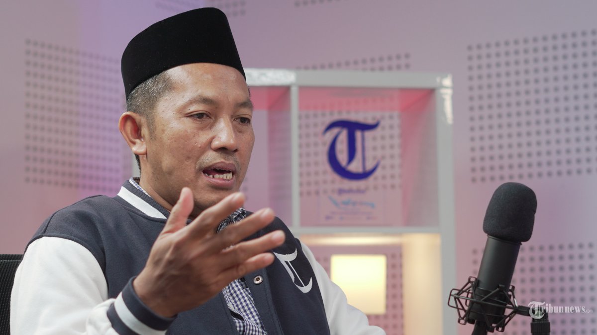 WAWANCARA KHUSUS - Ketua Umum GP Ansor Addin Jauharuddin saat diwawancarai secara khusus oleh Direktur Pemberitaan Tribun Network Febby Mahendra Putra di Studiio Tribun Network, Jakarta, Jumat (7/2/2025) malam. Addin mengatakan akan ada pembentukan satgas pangan Banser untuk mengawal program unggulan pemerintah, Makan Bergizi Gratis (MBG). TRIBUNNEWS/IMANUEL NICOLAS MANAFE