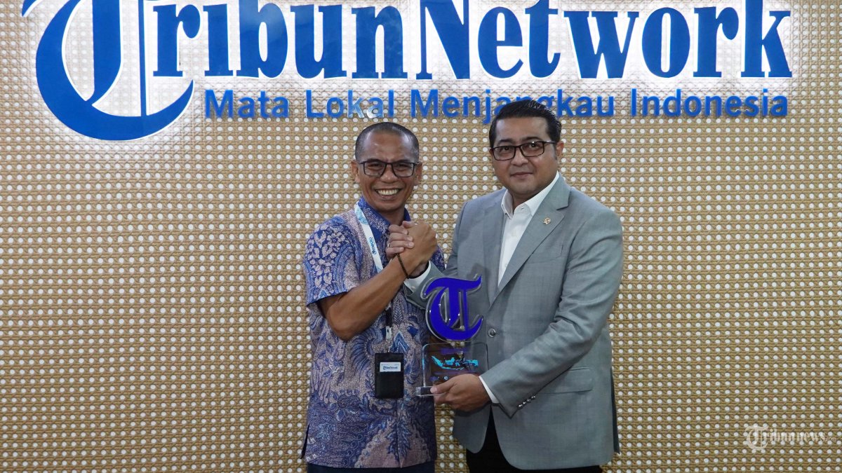 WAWANCARA KHUSUS - Menteri Ekonomi Kreatif (ekraf) Teuku Riefky Harsya (kanan) menerima plakat Tribun Network dari CEO Tribun Network Dahlan Dahi (kiri) seusai menjalani wawancara khusus di Studio Tribun Network, Jakarta, Selasa (30/9/2025). Dalam wawancaranya, Teuku Riefky menjelaskan sejumlah program yang sedang dikerjakan oleh kementeriannya dalam rangka mendukung ekonomi kreatif nasional. TRIBUNNEWS/IMANUEL NICOLAS MANAFE