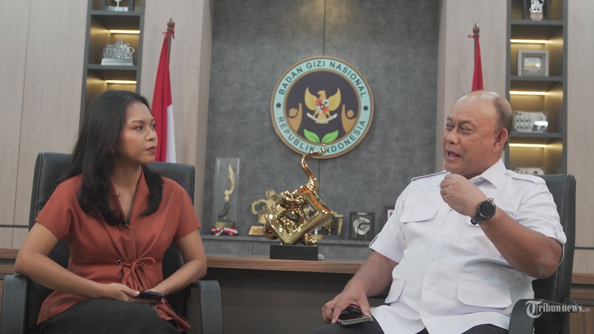 WAWANCARA KHUSUS - Kepala Badan Gizi Nasional (BGN) Dadan Hindayana saat diwawancarai jurnalis TribunNetwork Apfia Tioconny Billy pada sesi wawancara khusus dengan TribunNetwork di Kantor BGN, Jakarta, Selasa (21/10/2025). Pada kesempatan tersebut Kepala Badan Gizi Nasional (BGN) Dadan Hindayana mengungkapkan bahwa air yang digunakan untuk memasak dalam program Makan Bergizi Gratis (MBG) harus berasal dari air galon bersertifikat atau air isi ulang yang telah melalui proses sertifikasi resmi serta menambahkan sendok dalam MBG.  Langkah ini diambil guna mencegah potensi pencemaran makanan yang dikonsumsi. Tribunnews/Jeprima