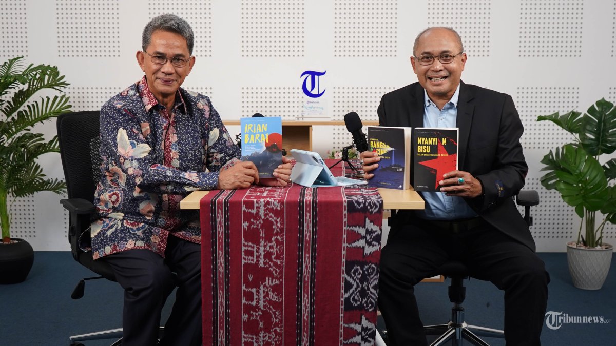 BEDAH BUKU - Yusron Ihza Mahendra (kiri), politikus sekaligus penulis buku, seusai diwawancarai secara khusus oleh Direktur Pemberitaan Tribun Network, Febby Mahendra Putra (kanan) di Studio Tribun Network, Jakarta, Rabu (1/10/2025). Dalam kesempatan tersebut, Yusron memperkenalkan tiga novel karyanya yang telah diluncurkan, yakni Irian Barat: Bayang-Bayang Intrik Global di Balik Misteri Pembunuhan Kennedy, Nyanyian Bisu dalam Orkestra Bayang-Bayang, dan Nyanyian Bangsa Cacing: Dalam Orkestra Dusta. TRIBUNNEWS/AKBAR PERMANA