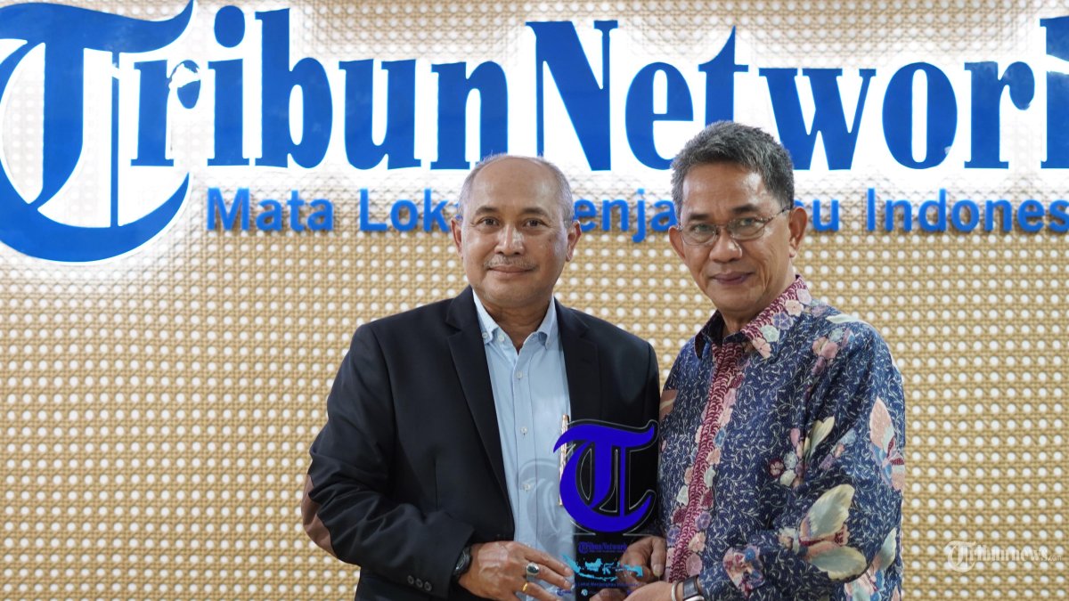 BEDAH BUKU - Yusron Ihza Mahendra (kanan), politikus sekaligus penulis buku bersama Direktur Pemberitaan Tribun Network, Febby Mahendra Putra (kiri) di Studio Tribun Network, Jakarta, Rabu (1/10/2025). Dalam kesempatan tersebut, Yusron memperkenalkan tiga novel karyanya yang telah diluncurkan, yakni Irian Barat: Bayang-Bayang Intrik Global di Balik Misteri Pembunuhan Kennedy, Nyanyian Bisu dalam Orkestra Bayang-Bayang, dan Nyanyian Bangsa Cacing: Dalam Orkestra Dusta. TRIBUNNEWS/AKBAR PERMANA