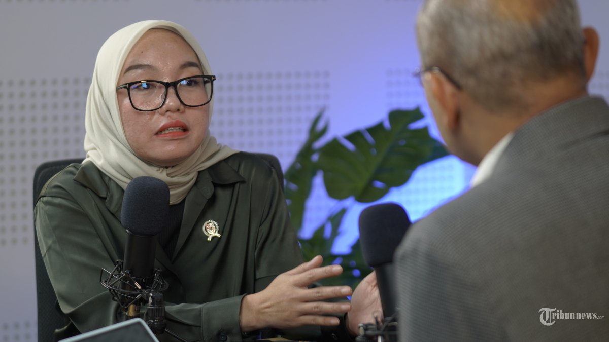 WAWANCARA KHUSUS - Wakil Menteri Koperasi Farida Farichah diwawancarai secara khusus oleh Direktur Pemberitaan Tribun Network Febby Mahendra Putra di Studio Tribunnews, Jakarta, Rabu (3/12/2025). Farida menjelaskan awal mula dirinya diminta Presiden Prabowo untuk menjadi Wakil Menteri Koperasi. Farida menjelaskan awal mula dirinya diminta Presiden Prabowo untuk menjadi Wakil Menteri Koperasi. Selain itu dia menjabarkan program pemerintah menghidupkan kembali di daerah, terutama desa-desa lewat Koperasi Desa Merah Putih. TRIBUNNEWS/IMANUEL NICOLAS MANAFE