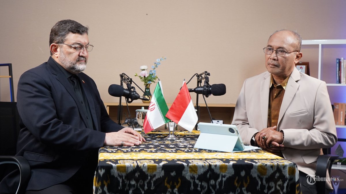 PERANG IRAN - Duta Besar Iran untuk Indonesia Mohammad Broujerdi (kiri) melakukan wawancara khusus dengan Direktur Pemberitaan Tribun Network Febby Mahendra Putra (kanan) di Studio Tribun Network, Jalan Palmerah Selatan, Jakarta Pusat, Senin (6/4/2026). Dalam wawancara tersebut Mohammad Broujerdi banyak membahas tentang serangan-serangan Amerika Serikat (AS)-Israel yang banyak membunuh warga sipil di Iran. TRIBUNNEWS/LENDY RAMADHAN