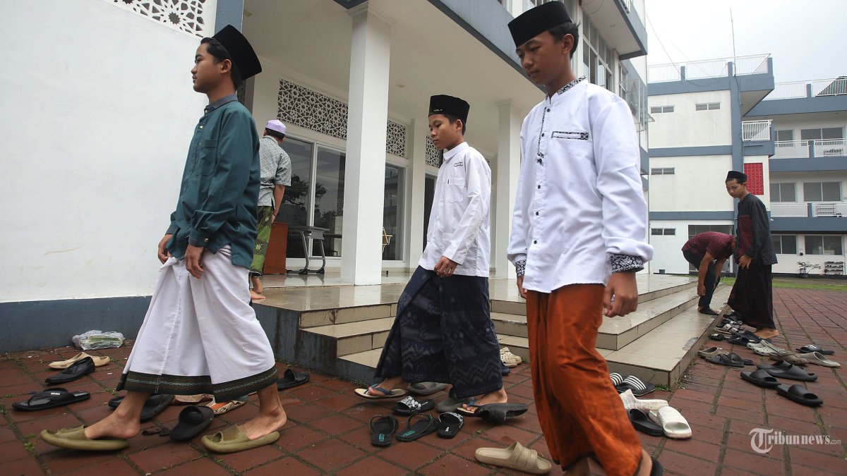 WAWANCARA KHUSUS - Aktivitas sejumlah santri Pondok Pesantren Cendekia Amanah di kawasan Depok, Jawa Barat, Senin (16/2/2026). Mendirikan Pesantren Cendekia Amanah merupakan nasihat dari orang tua Kiai Cholil ketika akan merantau ke Jakarta. Tribunnews/Jeprima