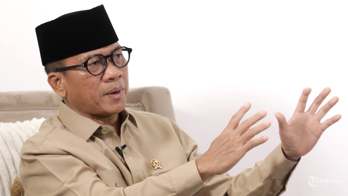 MENDES PDT - Menteri Desa Pembangunan Daerah Tertinggal, dan Transmigrasi Yandri Susanto menjawab pertanyaan dari Direktur Pemberitaan Tribun Network Febby Mahendra Putra saat wawancara khusus di Jakarta, Jumat (3/10/2025). TRIBUNNEWS/IRWAN RISMAWAN